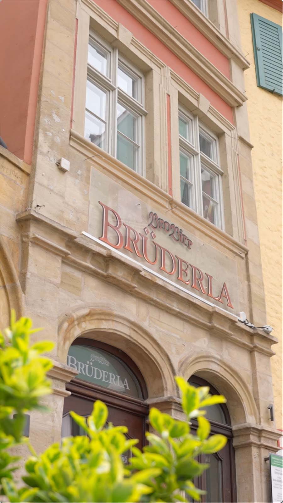 Die Brüderla-Fassade am Obstmarkt 1 in Bamberg